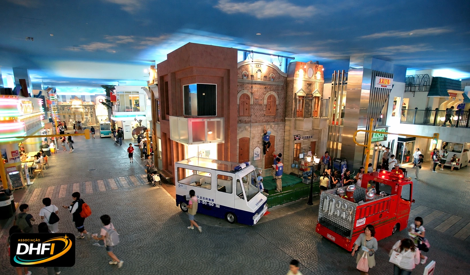 Cidade de profissões da KidZania, com o emblema da ADHFI